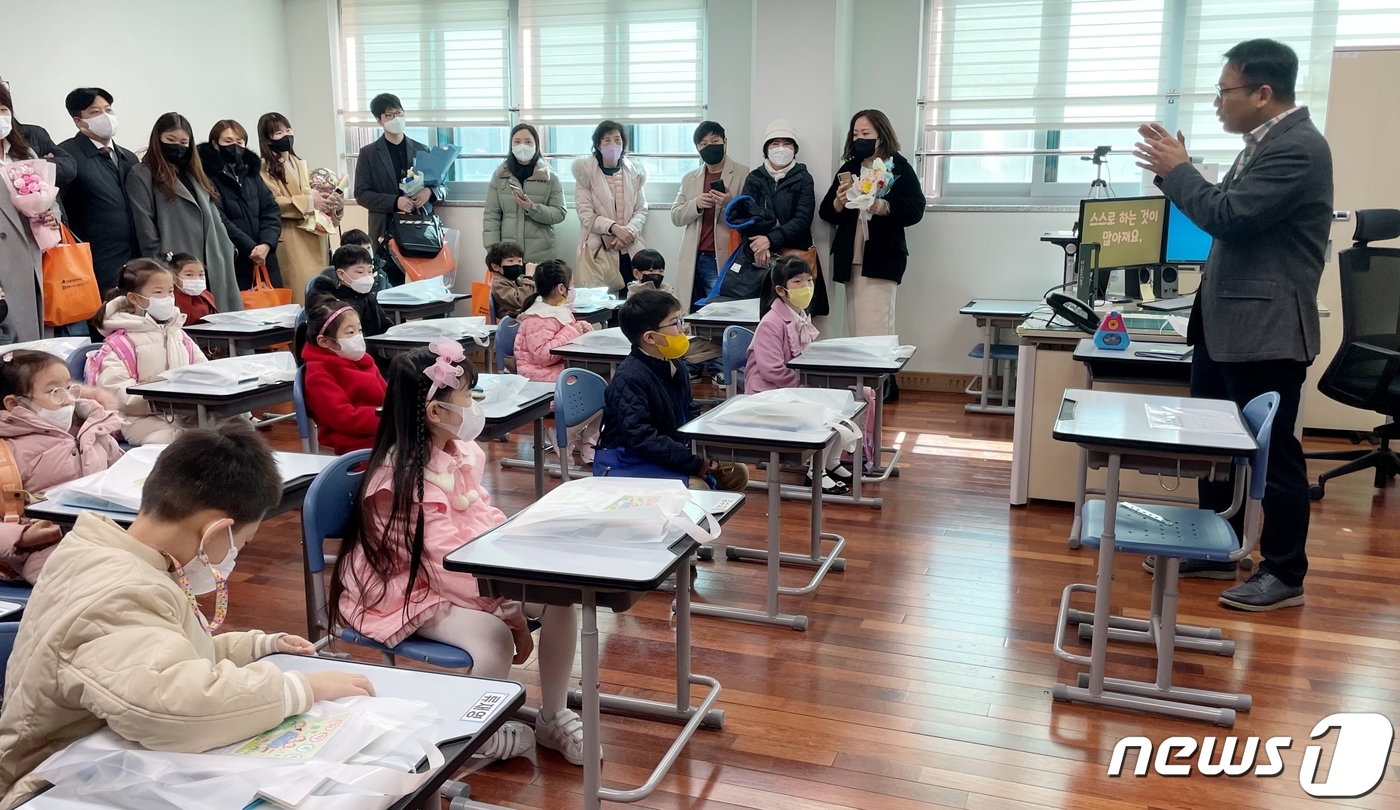 (서울=뉴스1) 서한샘 기자 = 2일 서울 강동구 강빛초등학교에서 1학년 학생들이 담임선생님의 안내를 듣고 있다.