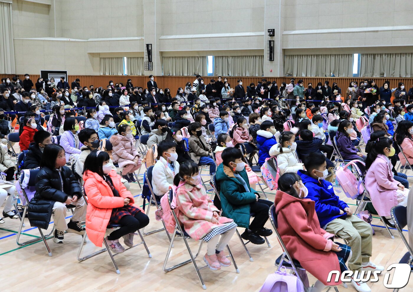 본문 이미지 - 지난 3월2일 서울 강동구 강빛초등학교에서 열린 신입생 입학식에서 어린이들이 교장선생님 말씀을 듣는 모습.  / 뉴스1DB ⓒ News1 구윤성 기자