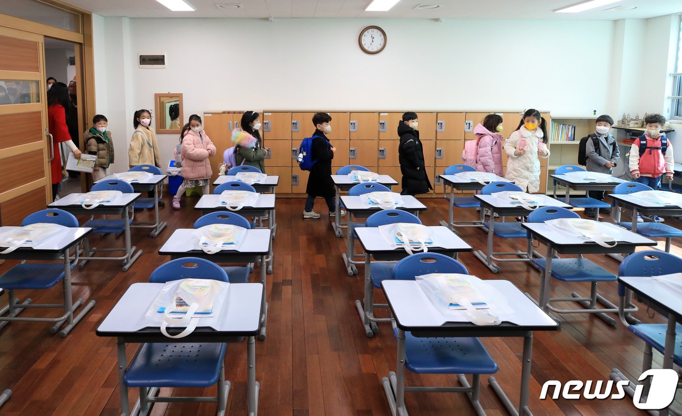 초등학교 교실에 학생들이 들어오고 있다. &#40;기사 내용과 무관함&#41; / 뉴스1 ⓒ News1 구윤성 기자