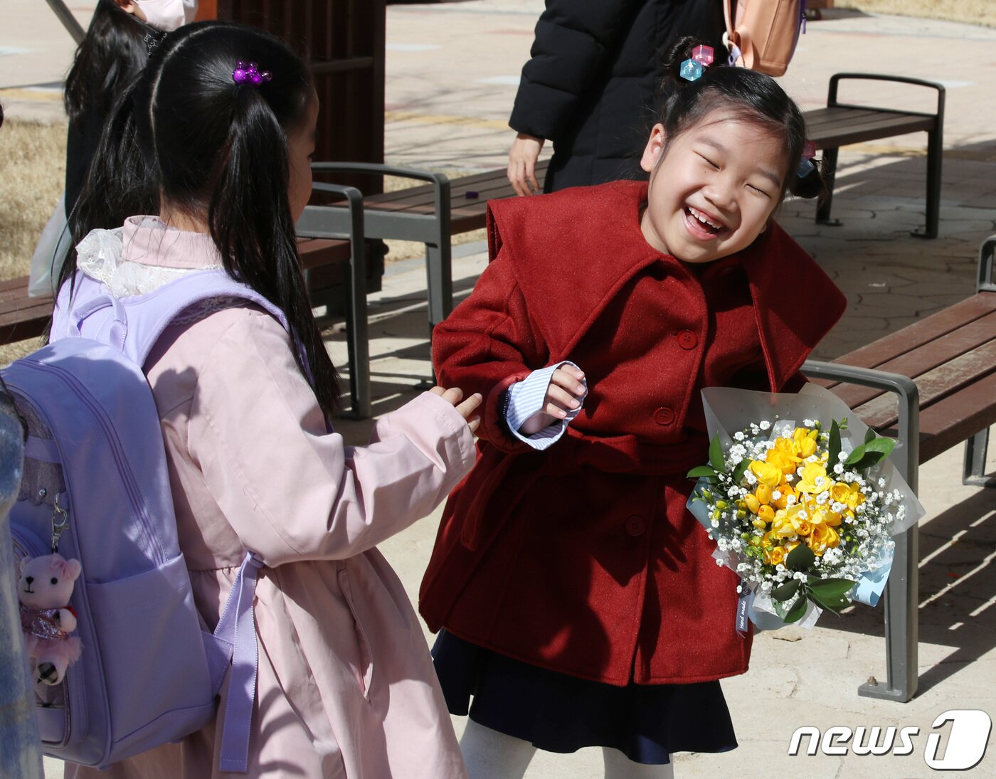 본문 이미지 - 2일 오전 서울 강동구 강빛초등학교에서 열린 신입생 입학식에서 1학년 어린이들이 인사하며 환하게 웃고 있다. 2023.3.2/뉴스1 ⓒ News1 구윤성 기자