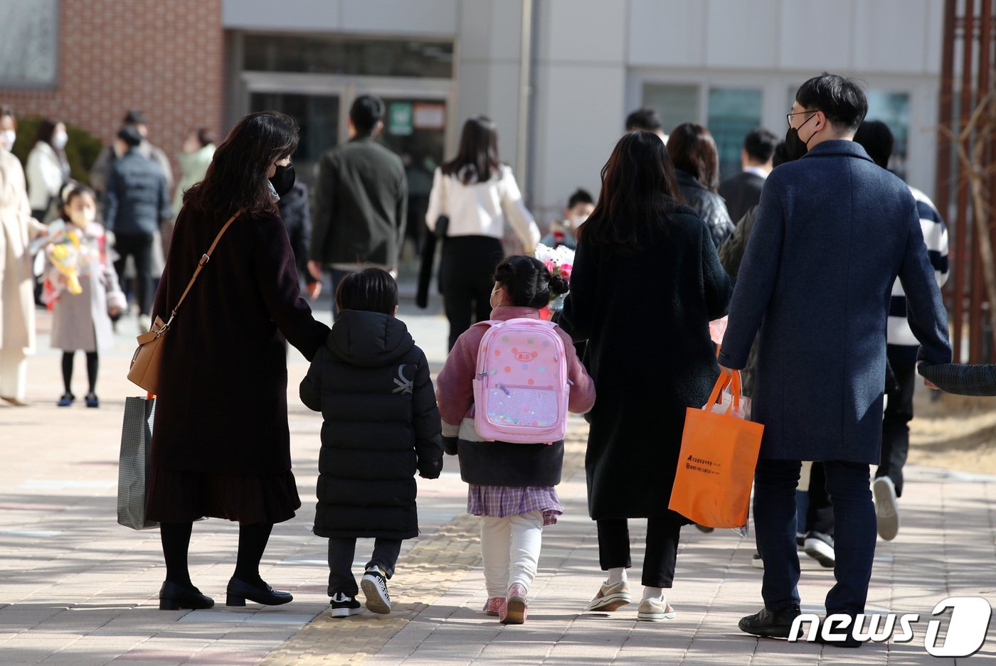 2일 오전 서울 강동구 강빛초등학교에서 1학년 어린이와 학부모들이 입학식에 참석하고 있다. 2023.3.2/뉴스1 ⓒ News1 구윤성 기자