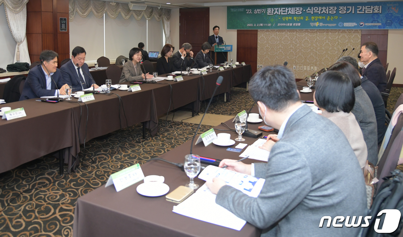 (서울=뉴스1) = 오유경 식품의약품안전처장이 2일 서울 중구 코리아나호텔에서 한국희귀‧난치성질환연합회, 한국환자단체연합회 등 환자단체와 간담회를 하고 있다.이날 오 처장은 '환자 …