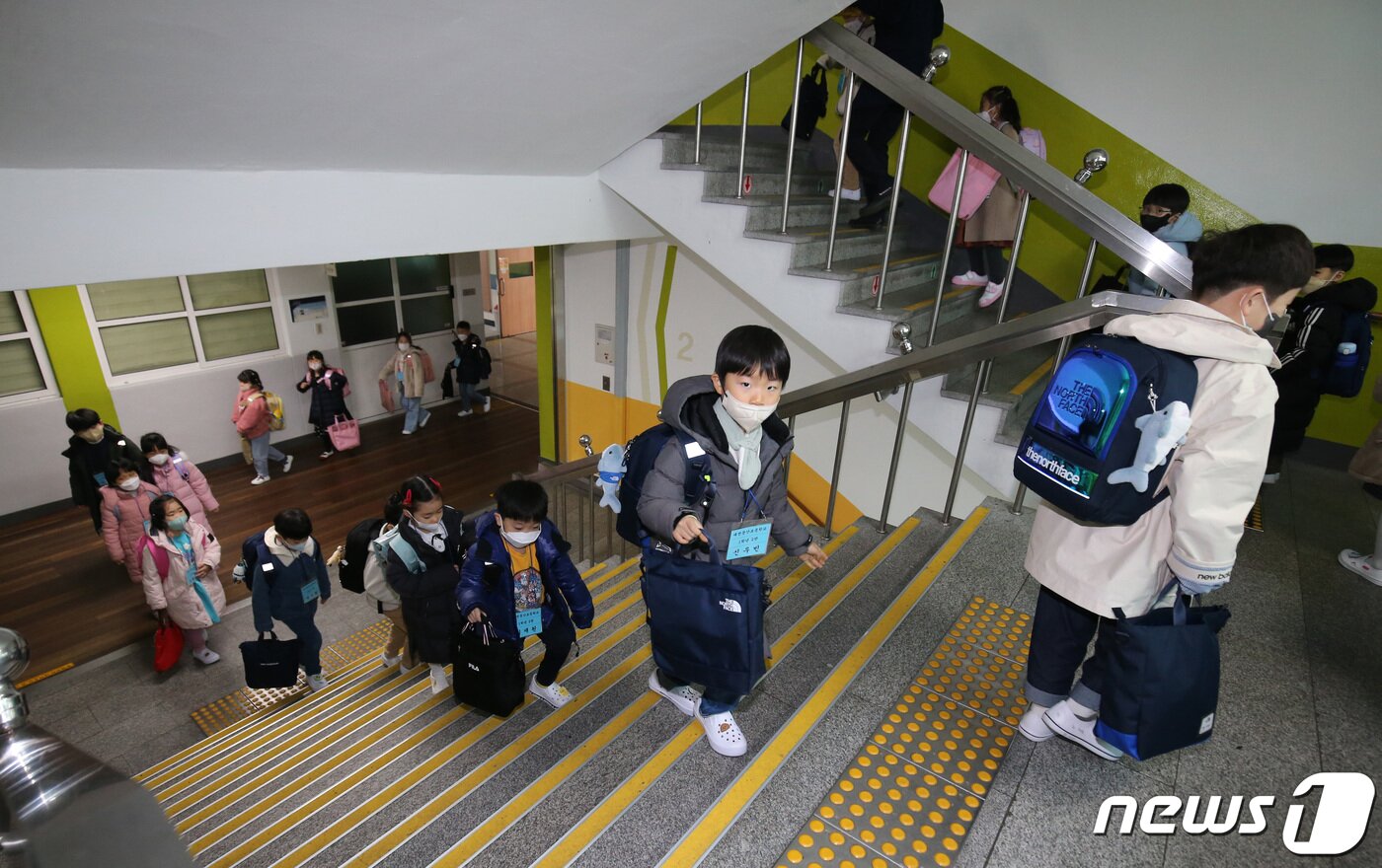 본문 이미지 - 2일 오전 대전 서구 둔산초등학교에서 입학식을 마친 1학년 신입생들이 교실로 향하고 있다. 2023.3.2/뉴스1 ⓒ News1 김기태 기자
