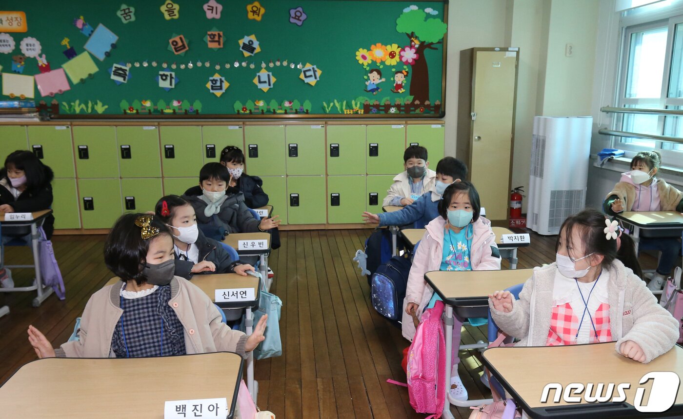 본문 이미지 - 2일 오전 대전 서구 둔산초등학교에서 입학식을 마친 신입생들이 교실에서 친구들과 인사하고 있다. 2023.3.2/뉴스1 ⓒ News1 김기태 기자