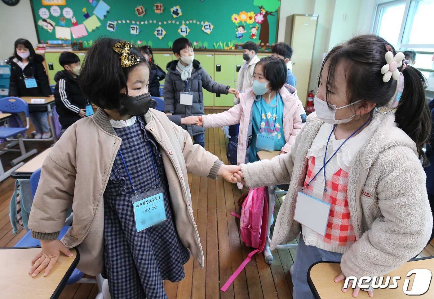 본문 이미지 - 2일 오전 대전 서구 둔산초등학교에서 입학식을 마친 신입생들이 교실에서 친구들과 인사하고 있다. 2023.3.2/뉴스1 ⓒ News1 김기태 기자