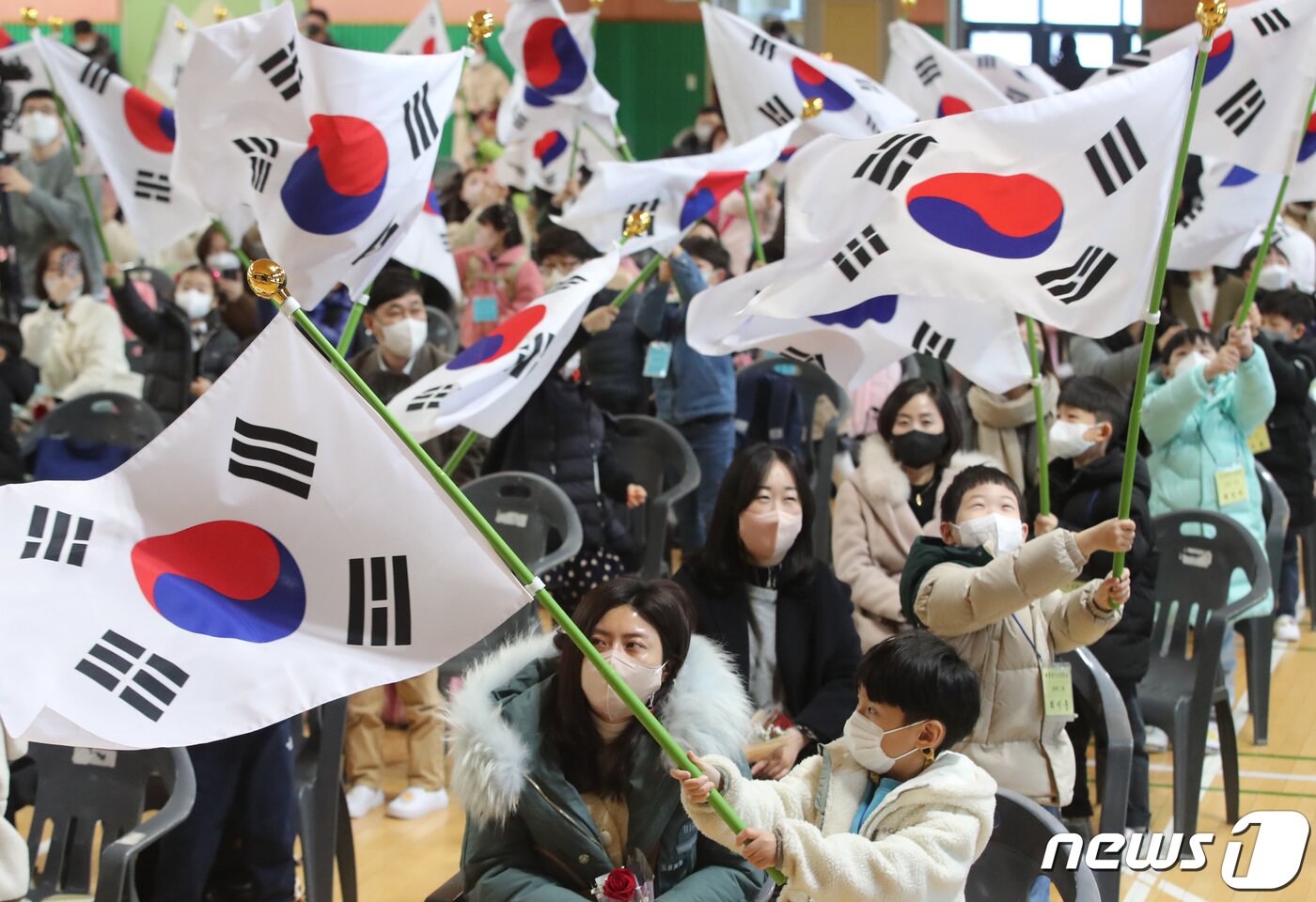 본문 이미지 - 2일 오전 대전 서구 둔산초등학교에서 열린 입학식에서 신입생들이 입학선물로 받은 태극기를 흔들고 있다. 둔산초는 매년 입학생 전원에게 태극기를 선물한다. 2023.3.2/뉴스1 ⓒ News1 김기태 기자