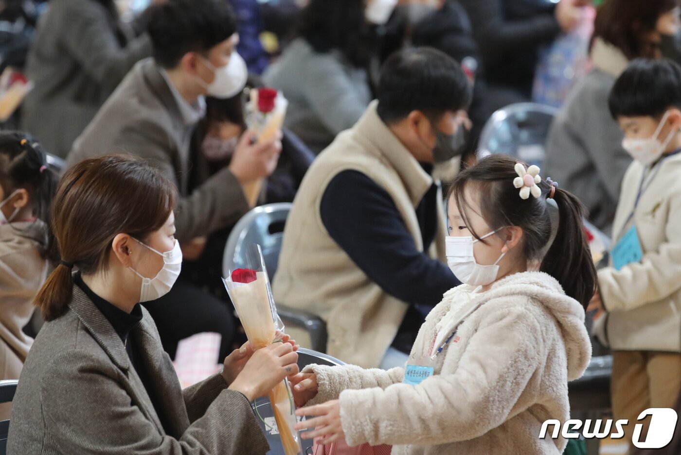 본문 이미지 - 2일 오전 대전 서구 둔산초등학교에서 열린 입학식에서 신입생이 학부모에게 꽃을 선물하고 2023.3.2/뉴스1 ⓒ News1 김기태 기자
