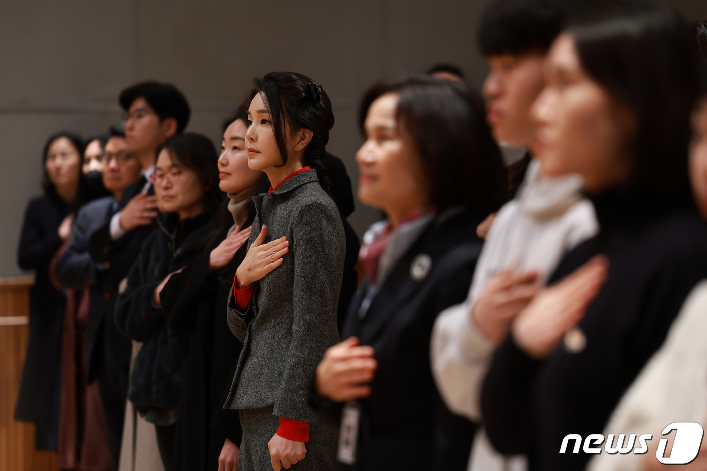 (서울=뉴스1) 오대일 기자 = 윤석열 대통령 부인 김건희 여사가 2일 서울 종로구 서울맹학교에서 열린 입학식에서 국기에 대한 경례를 하고 있다. (대통령실 제공) 2023.3.2 …