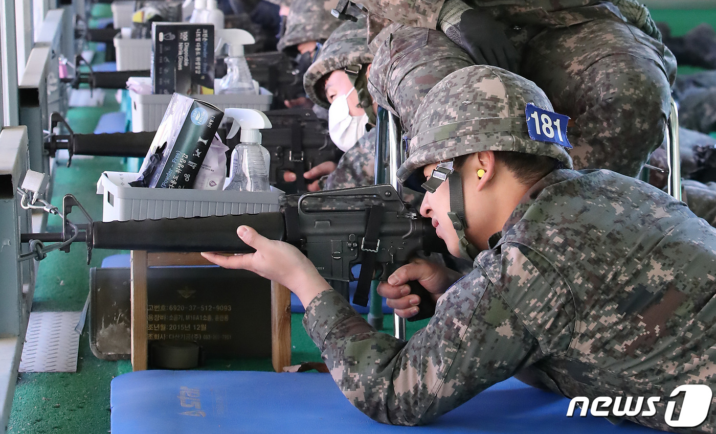 (경산=뉴스1) 공정식 기자 = 2일 오전 경북 경산시 예비군훈련장에서 예비군들이 실탄 사격훈련을 하고 있다. 육군 50사단은 코로나19 확산 여파로 축소 또는 중지됐던 예비군훈련 …