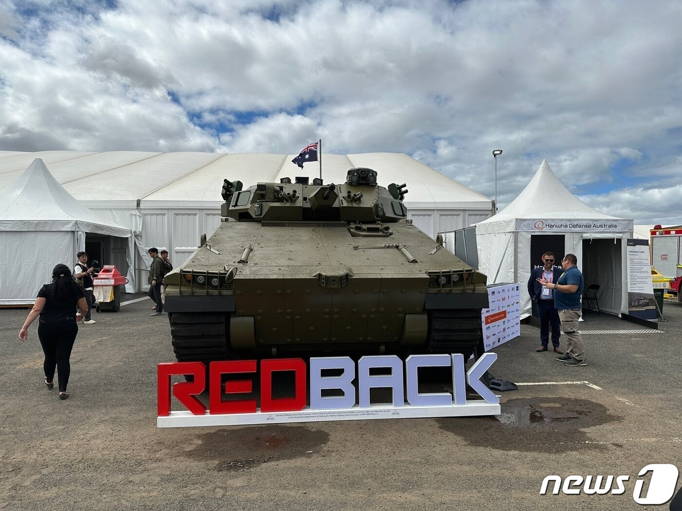 본문 이미지 - 한화디펜스가 '2023 호주 애벌론 국제에어쇼' 계기 방산전시회에서 '레드백 장갑차'를 전시했다. 2023.3.2/뉴스1