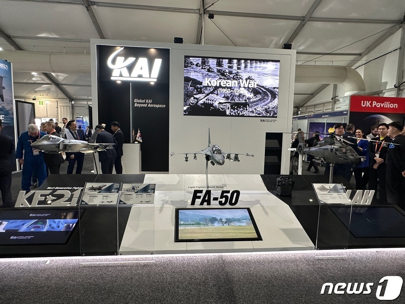 본문 이미지 - 한국항공우주산업(KAI)이 '2023 호주 애벌론 국제에어쇼' 계기 방산전시회에서 KF-21과 FA-50, LAH 모형을 전시했다. 23.3.2/뉴스1