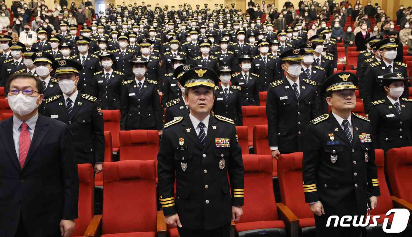 2일 오후 충남 아산시 경찰대학에서 열린 2023년도 경찰대학 제43기 신입생과 제1회 편입생, 제72기 경위공채 합동 입학식에서 윤희근 경찰청장을 비롯한 참석자들이 교가를 제창하고 있다.  2023.3.2/뉴스1 © News1 김기남 기자