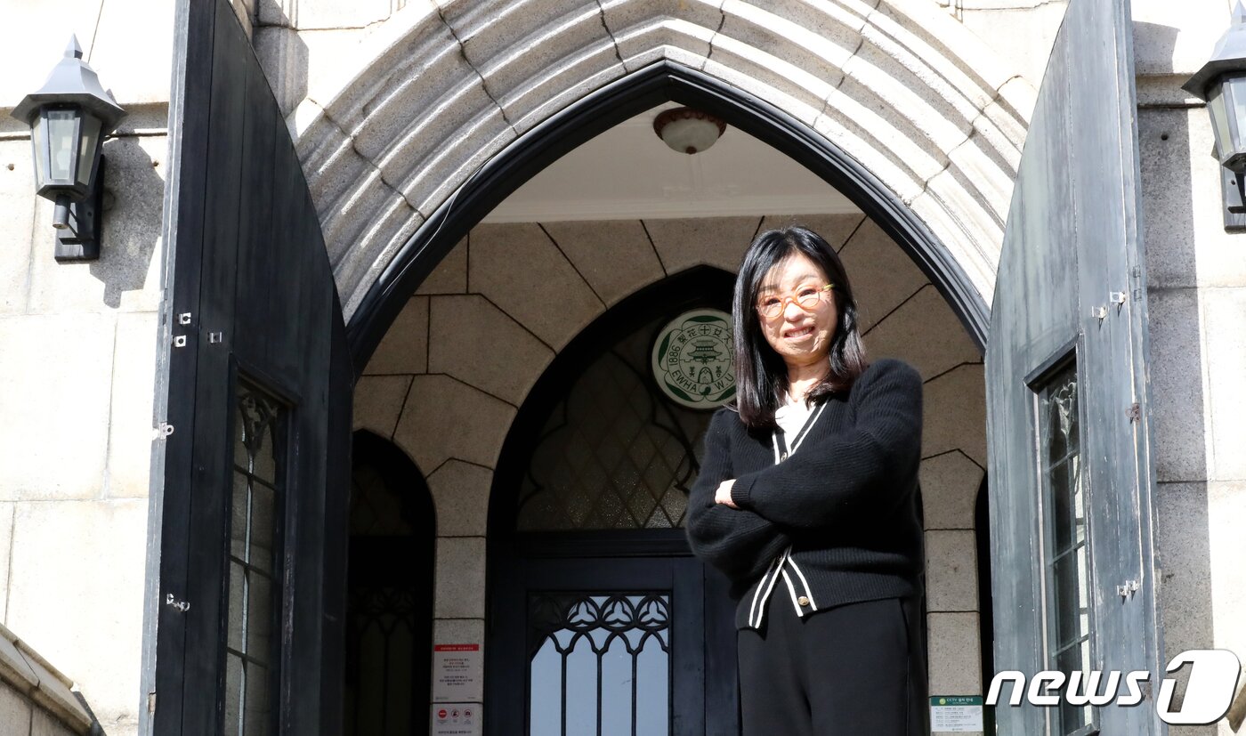 본문 이미지 - 이지선 이화여대 사회복지학과 교수가 2일 서울 서대문구 이화여대 교정에서 뉴스1과 인터뷰를 하고 있다. 교통사고로 전신 3도 화상을 입은 뒤 '지선아 사랑해' 에세이를 통해 많은 대중에게 희망과 감동 준 이 교수는 이화여대를 졸업한 뒤 23년만에 모교에 교수로 돌아왔다. 2023.3.2/뉴스1 ⓒ News1 장수영 기자