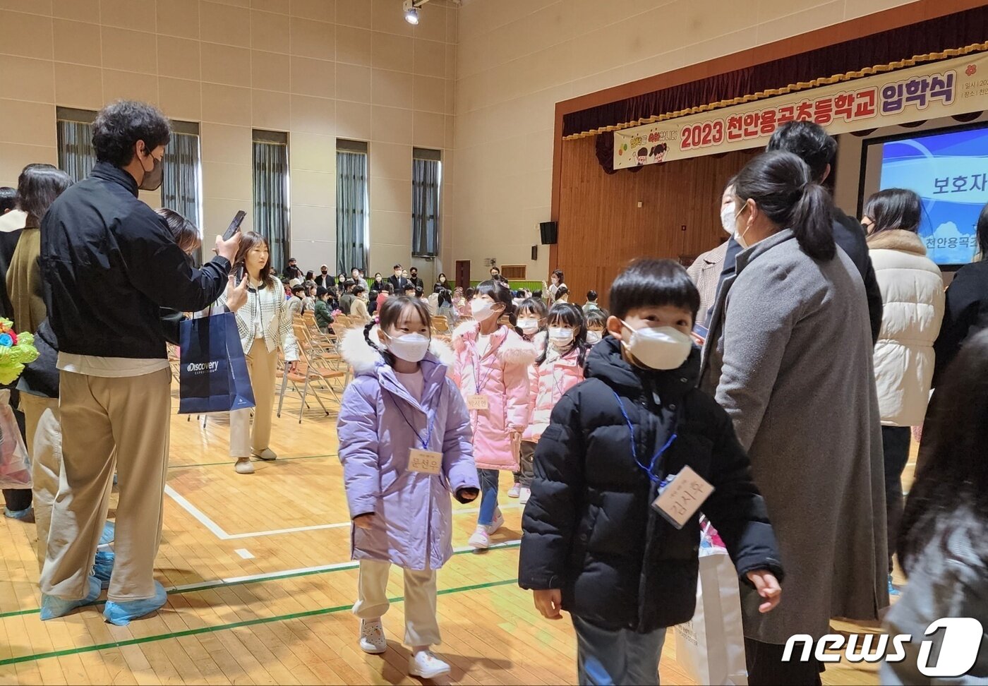 본문 이미지 - 4년 만에 대면 입학식이 치러진 천안 용곡초등학교에서 신입생들이 가족과 교직원들의 축하를 받고 있다. 2023.3.2. ⓒ 뉴스1 이시우 기자