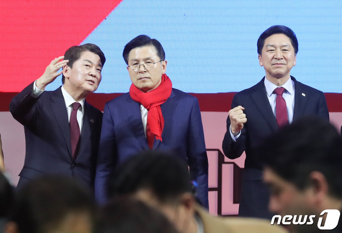 본문 이미지 - 국민의힘 안철수·황교안 당대표 후보가 2일 경기도 고양체육관에서 열린 국민의힘 제3차 전당대회 서울·인천·경기 합동연설회를 마친 뒤 기념촬영 도중 대화를 나누고 있다. 오른쪽은 김기현 후보. 2023.3.2/뉴스1 ⓒ News1 허경 기자