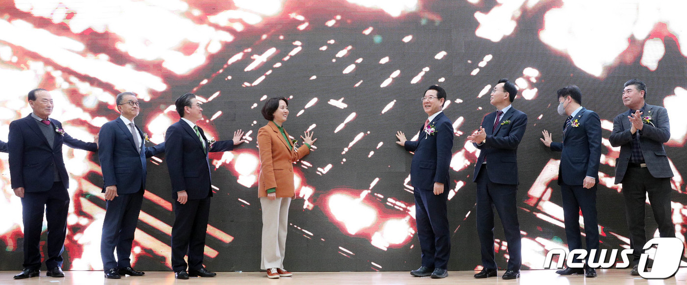 (나주=뉴스1) 전원 기자 = 에너지신산업 규제자유특구 전력공급 통전식이 2일 오후 나주시 동수동 나주혁신산단 한전 에너지신기술연구원에서 열린 가운데 김영록 전라남도지사, 이영 중 …