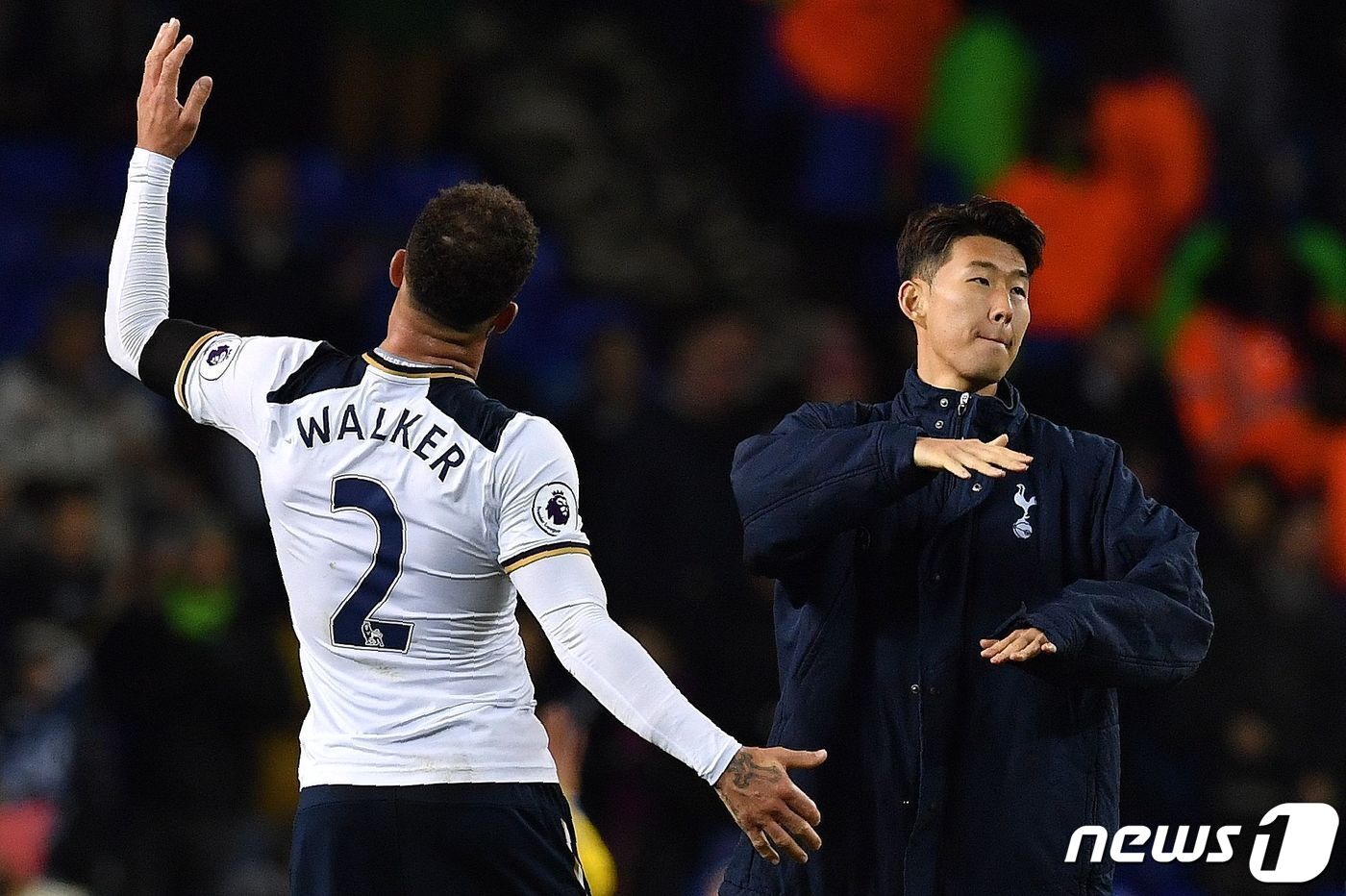 본문 이미지 - 토트넘 동료 시절 익살스런 세리머니를 함께하는 손흥민(오른쪽)과 워커ⓒ AFP=뉴스1