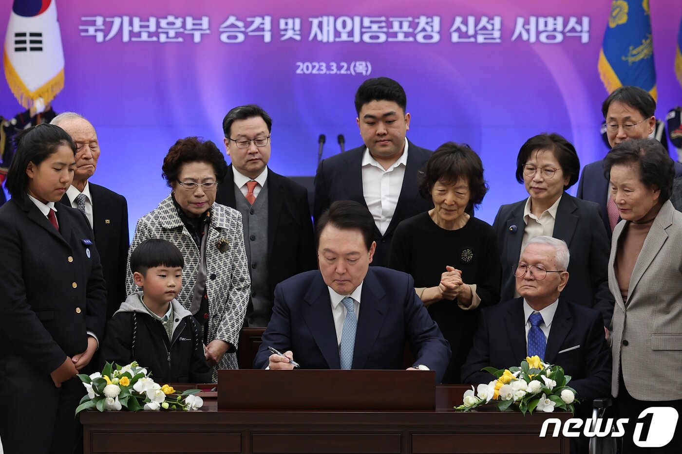 본문 이미지 - 윤석열 대통령이 지난 3월2일 용산 대통령실 청사에서 열린 국가보훈부 승격 및 재외동포청 신설 서명식에서 정부조직법 공포안에 서명하고 있다. (대통령실 제공) 2023.3.2/뉴스1 ⓒ News1 오대일 기자