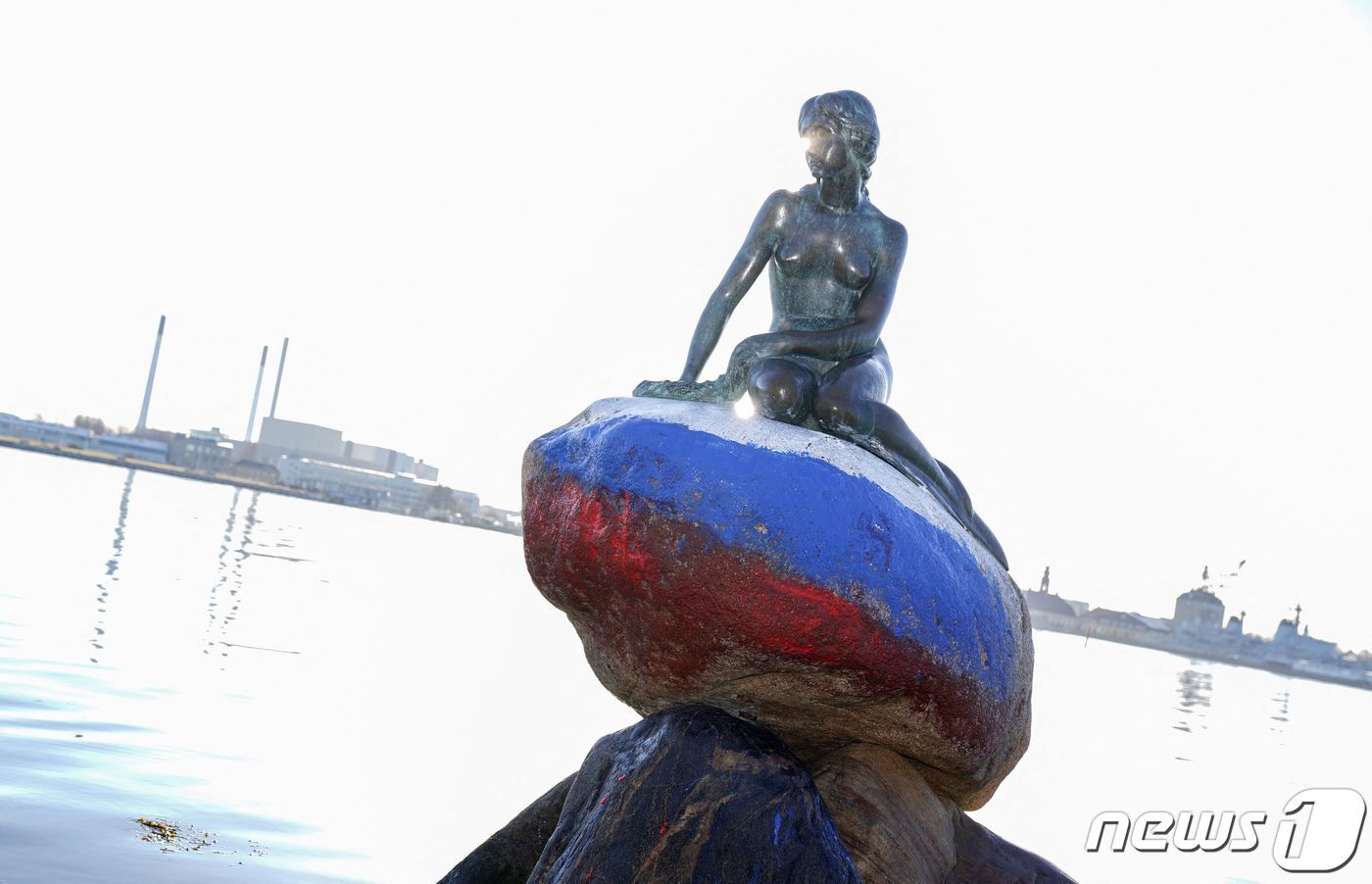 본문 이미지 - 2일(현지시간) 덴마크 코펜하겐에 있는 인어공주상 바위에 누군가 페인트로 러시아 국기를 그려 넣어 경찰 당국이 수사에 나섰다. ⓒ AFP=뉴스1 ⓒ News1 이유진 기자