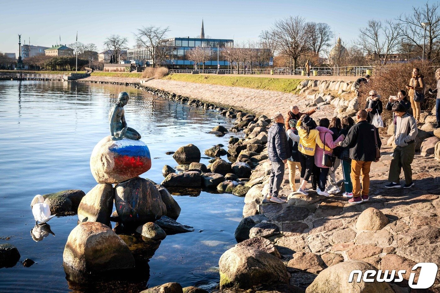 본문 이미지 - 2일(현지시간) 덴마크 코펜하겐에 있는 인어공주상 바위에 누군가 페인트로 러시아 국기를 그려 훼손됐다. ⓒ AFP=뉴스1 ⓒ News1 이유진 기자