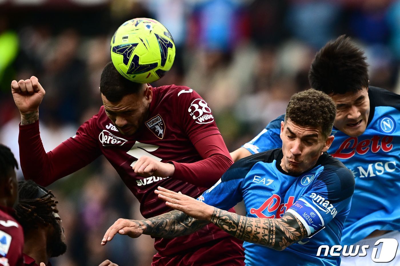 본문 이미지 - 토리노를 상대로 볼 경합 중인 김민재(오른쪽) ⓒ AFP=뉴스1
