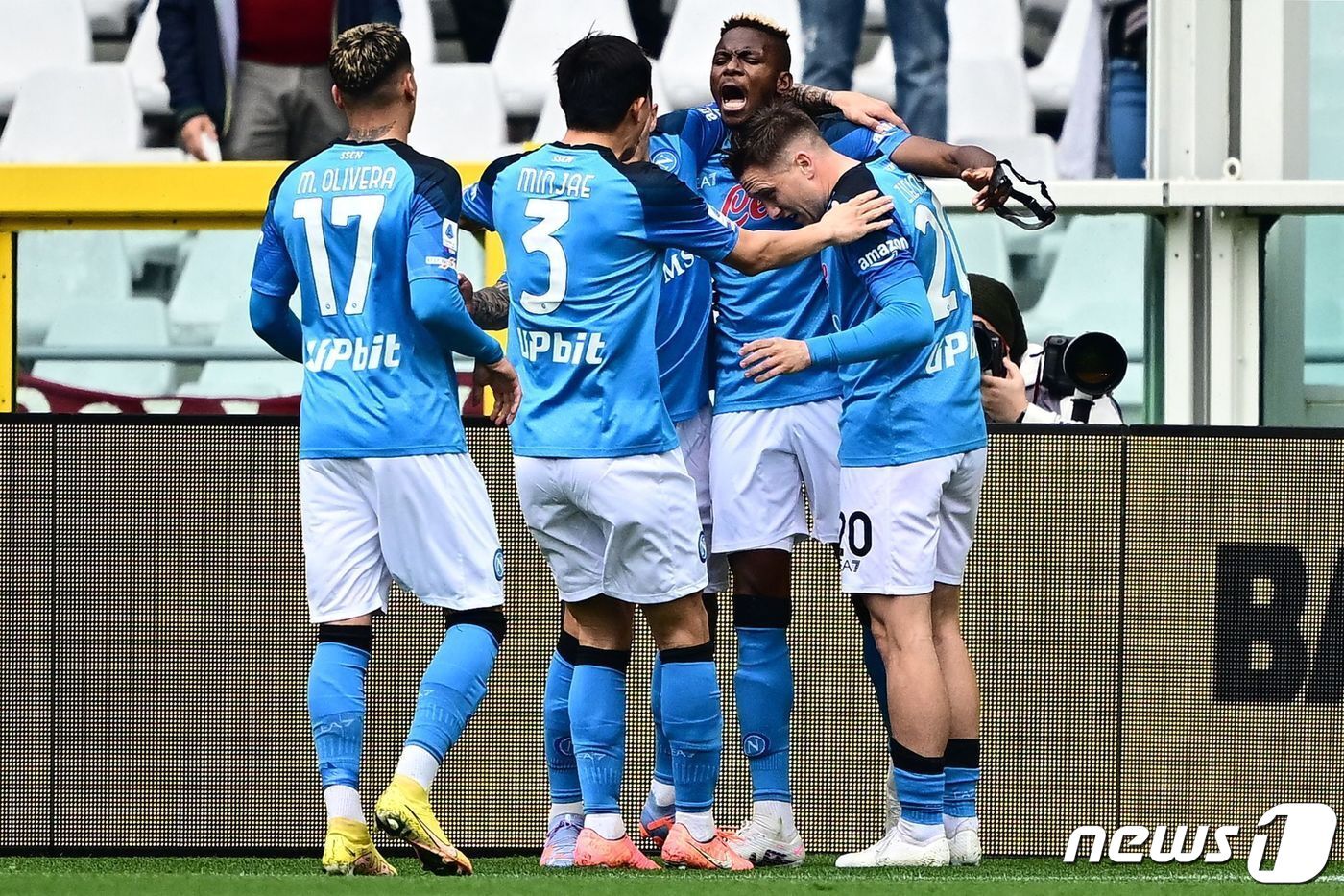 본문 이미지 - 나폴리 수비수 김민재(왼쪽 두 번째). ⓒ AFP=뉴스1