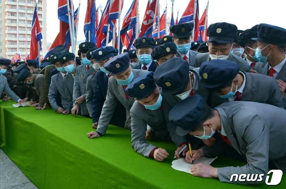 본문 이미지 - (평양 노동신문=뉴스1) = 인민군대 입대, 복대(재입대)를 자원하는 북한 청년들. [국내에서만 사용가능. 재배포 금지. DB 금지. For Use Only in the Republic of Korea. Redistribution Prohibited] rodongphoto@news1.kr