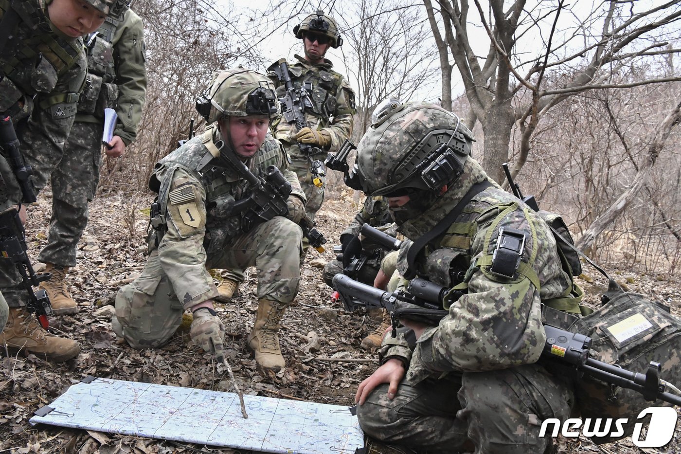 본문 이미지 - 육군은 강원도 인제 육군과학화전투훈련단에서 미군 대대급 부대가 참가해 전문대항군연대와 교전하는 ‘한미 연합 KCTC 훈련’이 진행되고 있다고 20일 밝혔다. 훈련에서 한미 장병들이 전술토의를 하고 있다.(육군 제공) 2023.3.20/뉴스1