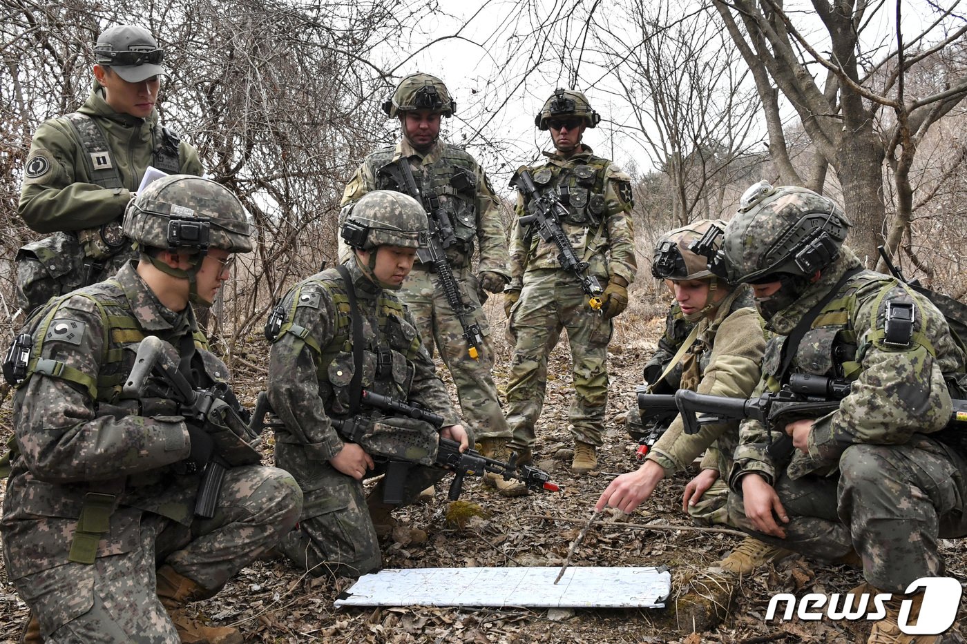 본문 이미지 - 육군은 강원도 인제 육군과학화전투훈련단에서 미군 대대급 부대가 참가해 전문대항군연대와 교전하는 ‘한미 연합 KCTC 훈련’이 진행되고 있다고 20일 밝혔다. 훈련에서 한미 장병들이 전술토의를 하고 있다. (육군 제공) 2023.3.20/뉴스1