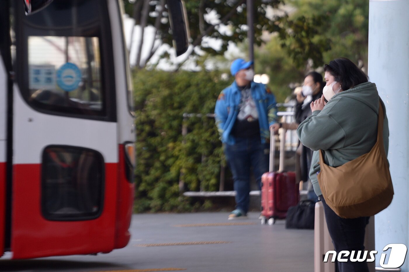 본문 이미지 - 지하철·버스·택시 등 대중교통에 대한 마스크 착용 의무가 해제된 20일 오전 광주 서구 광천동 종합버스터미널 대합실에서 시민들이 마스크를 쓴 채 버스를 기다리고 있다. 2023.3.20/뉴스1 ⓒ News1 이승현 기자