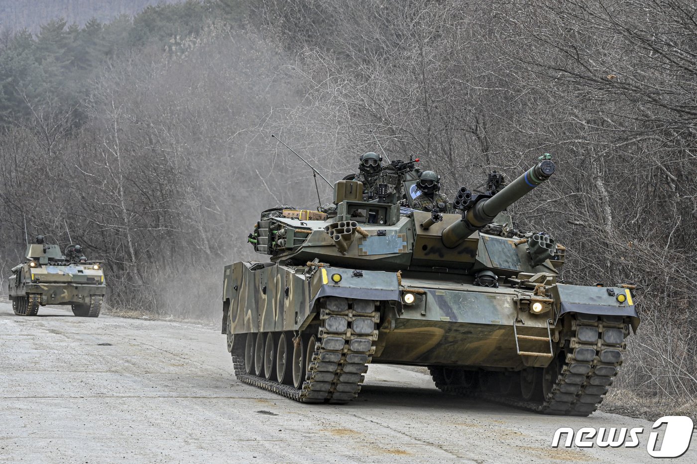 본문 이미지 - 육군은 강원도 인제 육군과학화전투훈련단에서 미군 대대급 부대가 참가해 전문대항군연대와 교전하는 ‘한미 연합 KCTC 훈련’이 진행되고 있다고 20일 밝혔다. 훈련에서 K1전차가 기동하고 있다. (육군 제공) 2023.3.20/뉴스1