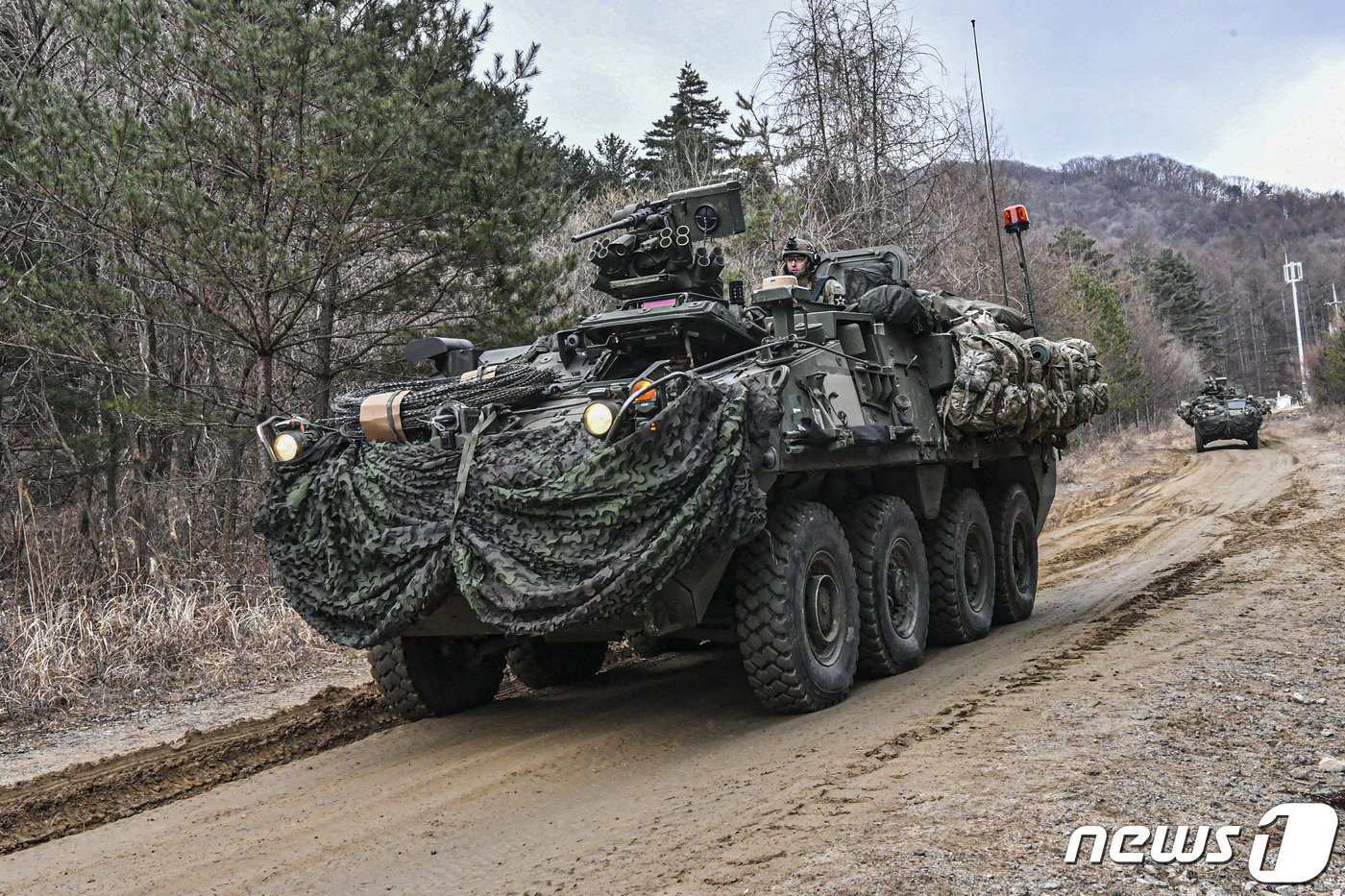 본문 이미지 - 육군은 강원도 인제 육군과학화전투훈련단에서 미군 대대급 부대가 참가해 전문대항군연대와 교전하는 ‘한미 연합 KCTC 훈련’이 진행되고 있다고 20일 밝혔다. 미 M1126 스트라이커장갑차가 기동하고 있다. (육군 제공) 2023.3.20/뉴스1