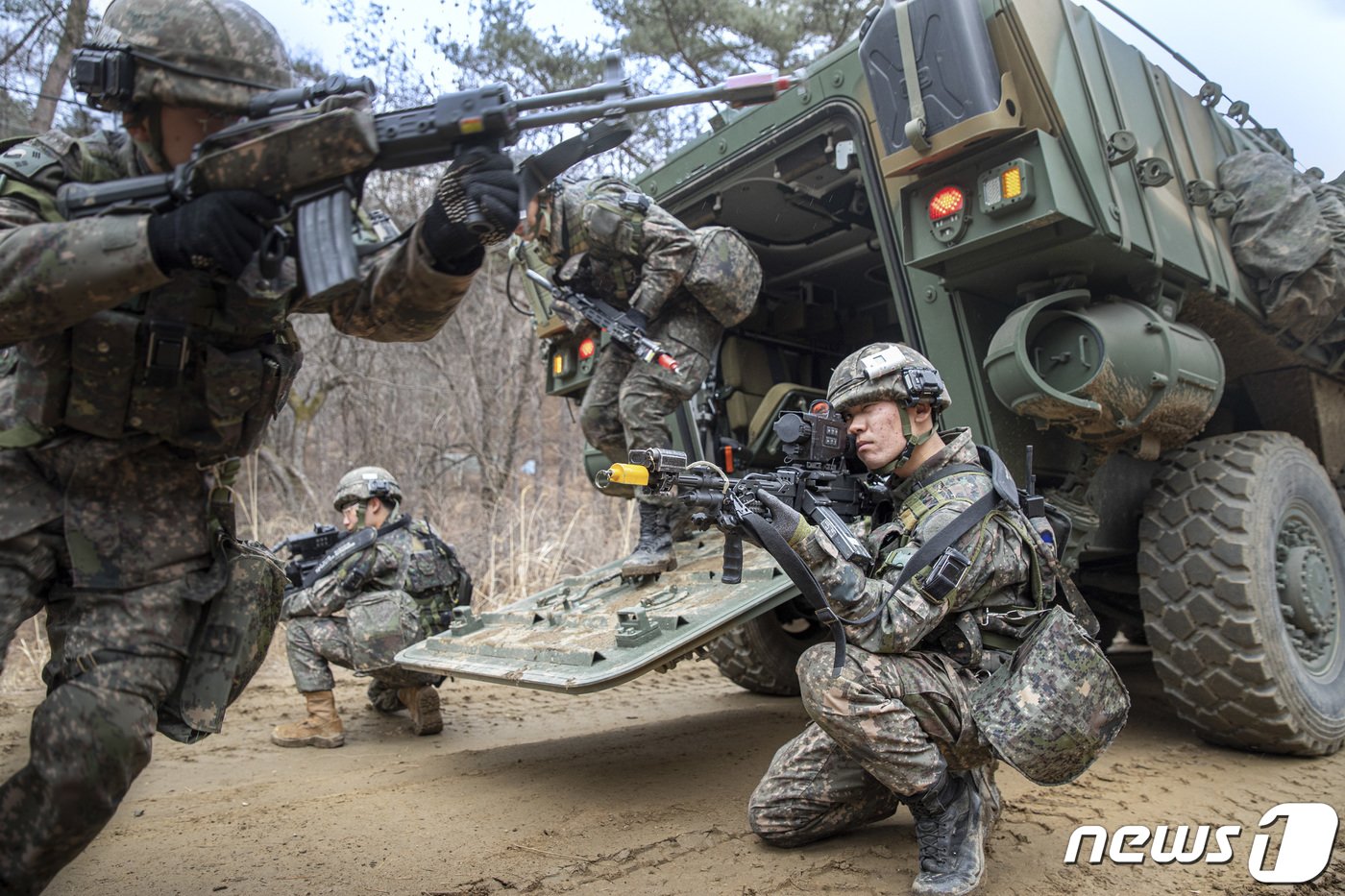 육군은 강원도 인제 육군과학화전투훈련단에서 미군 대대급 부대가 참가해 전문대항군연대와 교전하는 ‘한미 연합 KCTC 훈련’이 진행되고 있다고 20일 밝혔다. 훈련에서 백석산여단전투단 장병들이 K808차륜형장갑차에서 하차하고 있다. &#40;육군 제공&#41; 2023.3.20/뉴스1