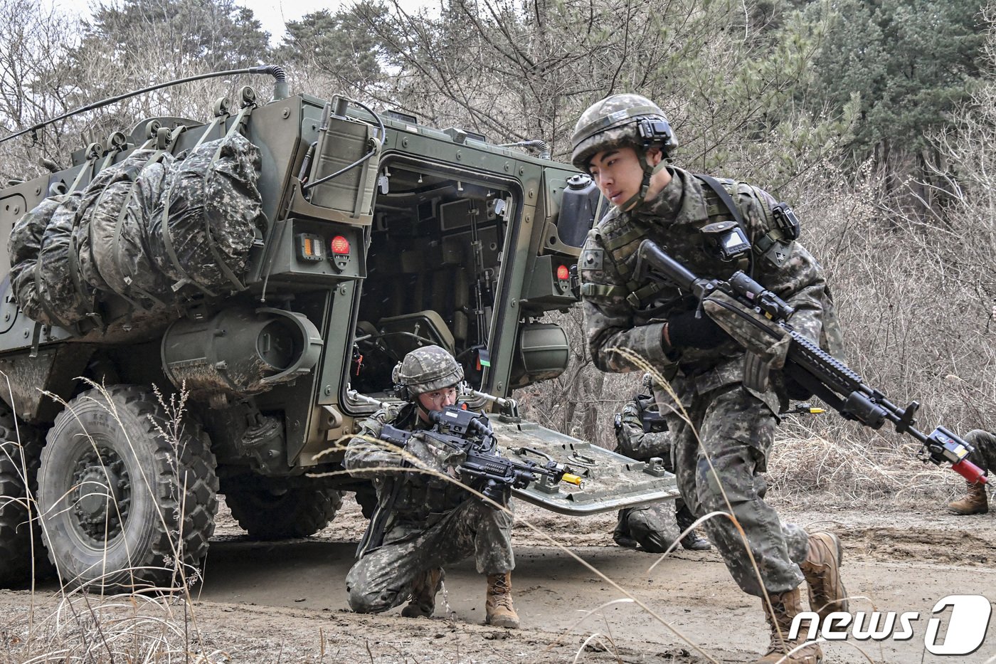 본문 이미지 - K-808 '백호' 차륜형 장갑차. (육군 제공) 2023.3.20/뉴스1