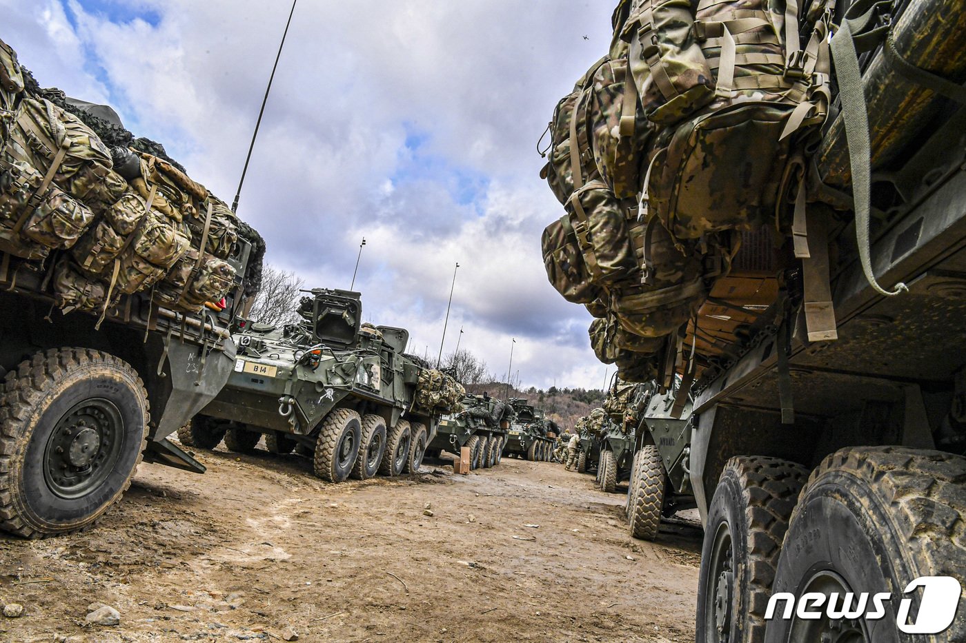 본문 이미지 - 육군은 강원도 인제 육군과학화전투훈련단에서 미군 대대급 부대가 참가해 전문대항군연대와 교전하는 ‘한미 연합 KCTC 훈련’이 진행되고 있다고 20일 밝혔다. 훈련장에 미국 측 장비가 도열해 있다. (육군 제공) 2023.3.20/뉴스1