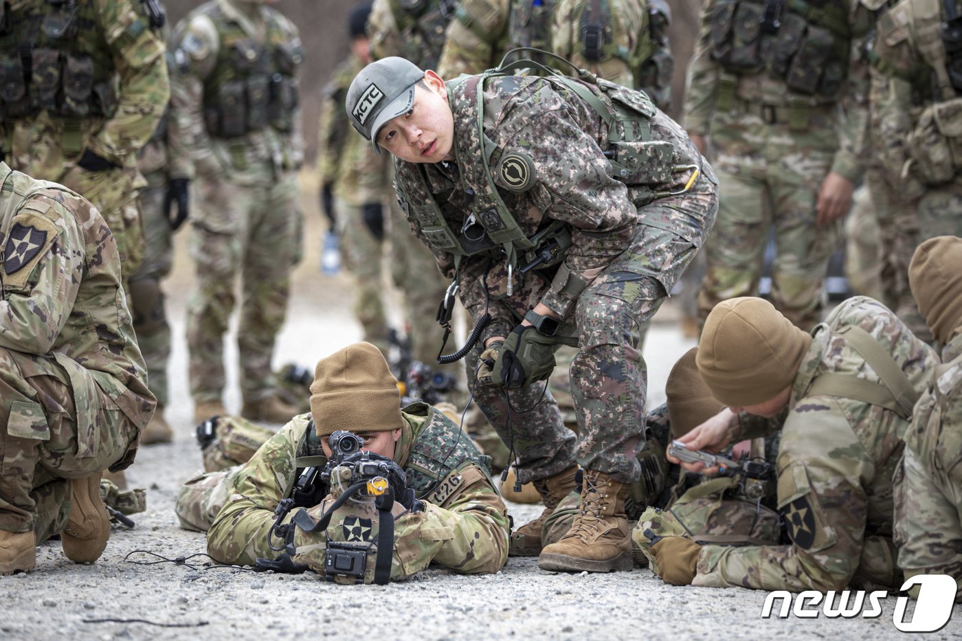 본문 이미지 - 육군은 강원도 인제 육군과학화전투훈련단에서 미군 대대급 부대가 참가해 전문대항군연대와 교전하는 ‘한미 연합 KCTC 훈련’이 진행되고 있다고 20일 밝혔다. 훈련에서 미 장병들이 영점 조정을 하고 있다. (육군 제공) 2023.3.20/뉴스1