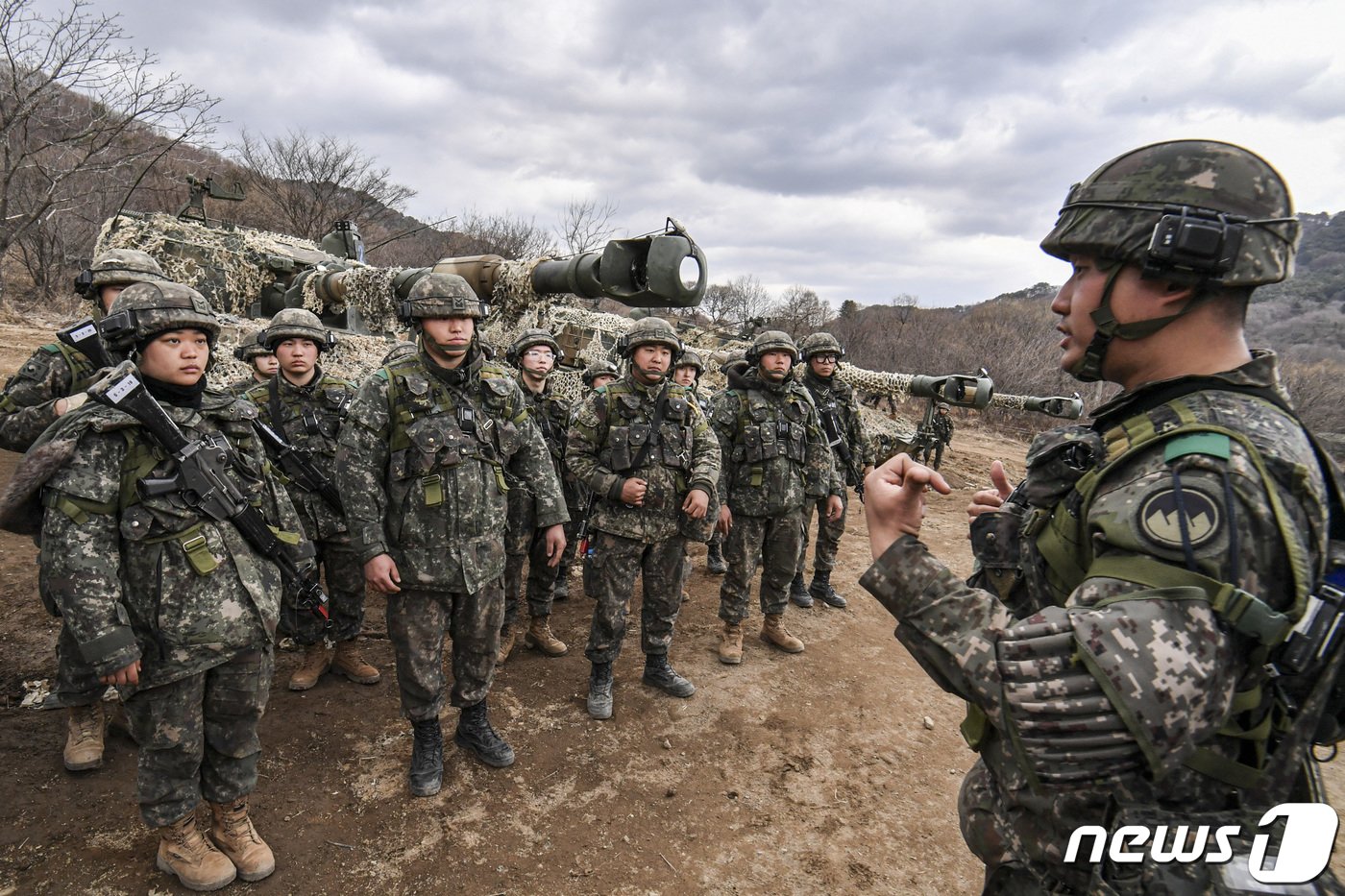 육군은 강원도 인제 육군과학화전투훈련단에서 미군 대대급 부대가 참가해 전문대항군연대와 교전하는 ‘한미 연합 KCTC 훈련’이 진행되고 있다고 20일 밝혔다. 훈련에서 육군21사단 장병들이 작전투입 전 승리를 다짐하고 있다. &#40;육군 제공&#41; 2023.3.20/뉴스1