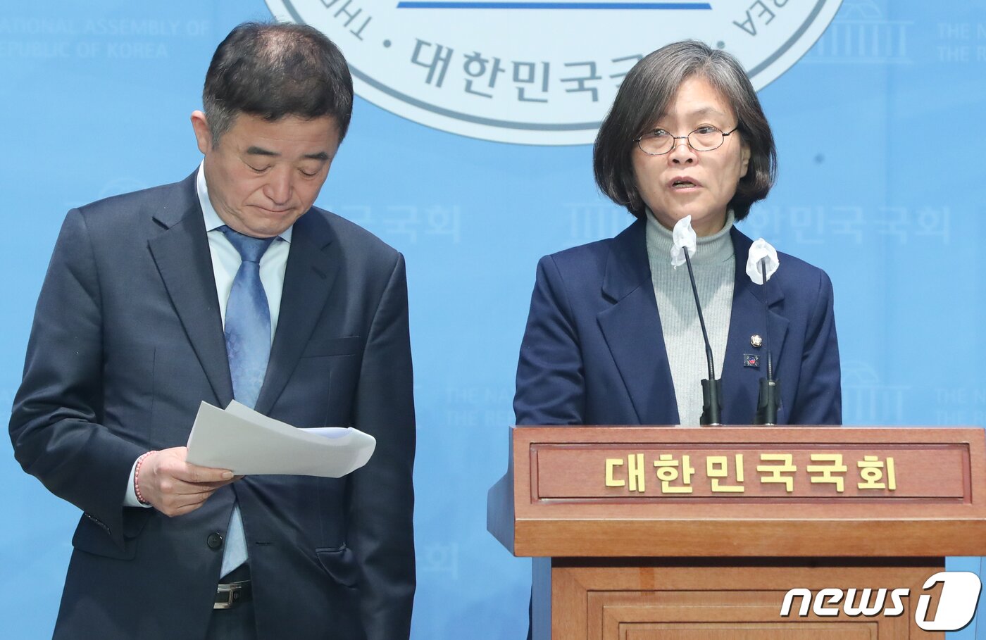 본문 이미지 - 강득구(왼쪽)·강민정 더불어민주당 정순신 검사특권 진상조사단 소속 의원들이 20일 서울 여의도 국회 소통관에서 정순신 아들 학폭 관련 민족사관고등학교 방문 결과 발표 기자회견을 하고 있다. 2023.3.20/뉴스1 ⓒ News1 허경 기자