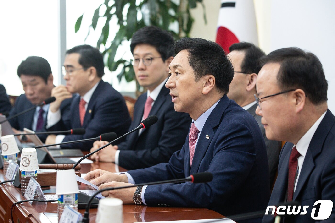 본문 이미지 - 김기현 국민의힘 대표가 20일 서울 여의도 국회에서 열린 최고위원회의에서 모두 발언을 하고 있다. 2023.3.20/뉴스1 ⓒ News1 유승관 기자