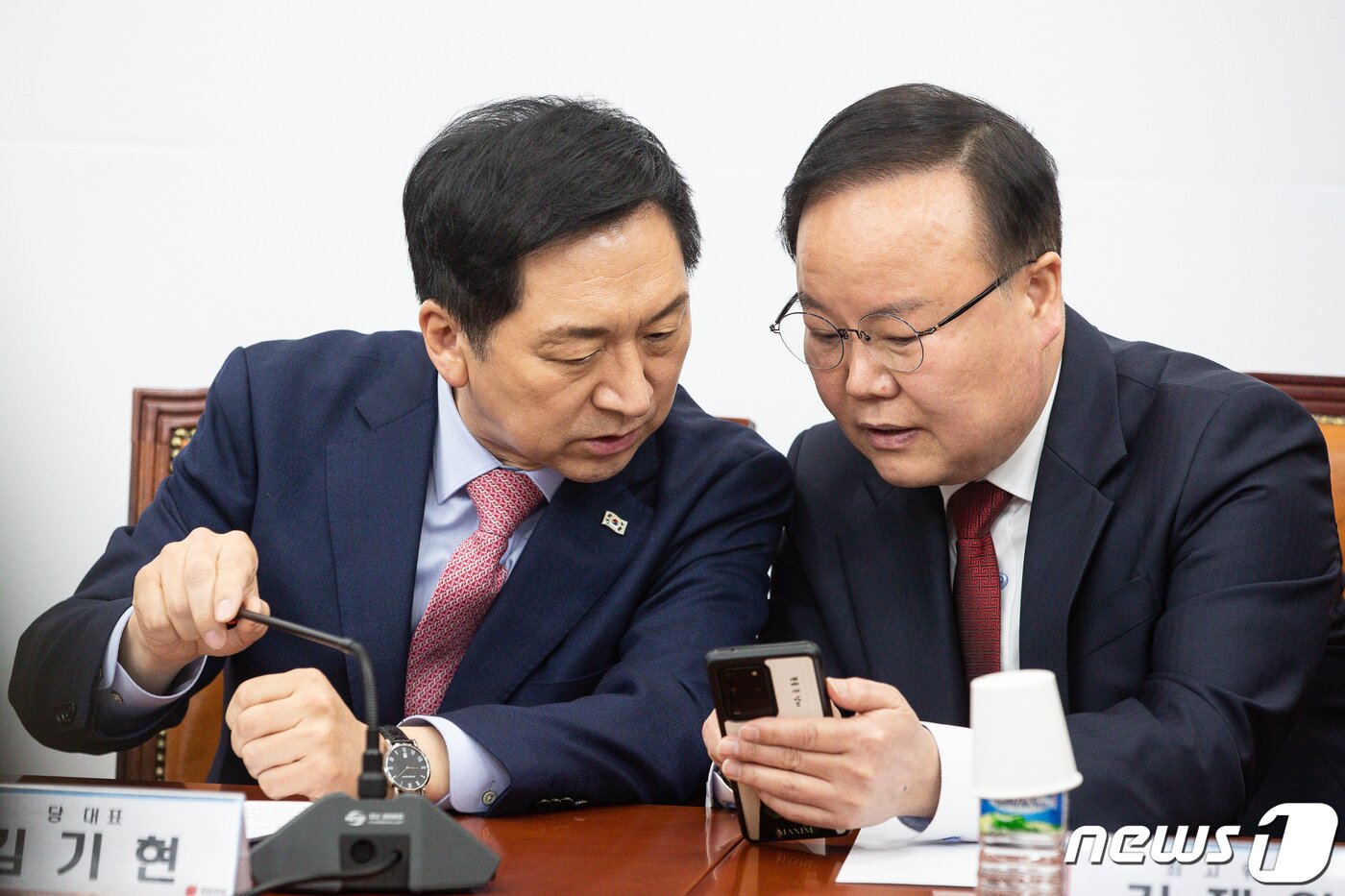 본문 이미지 - 김기현 국민의힘 대표(왼쪽)와 김재원 최고위원이 20일 서울 여의도 국회에서 열린 최고위원회의에서 대화를 나누고 있다. ⓒ News1 유승관 기자