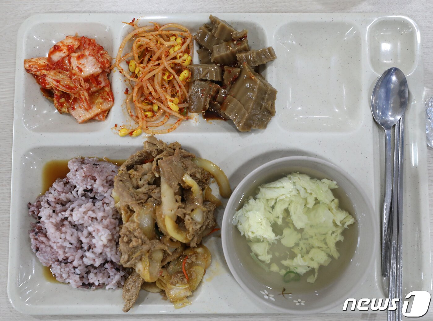 본문 이미지 - 고려대학교가 20일 부터 재학생들을 대상으로 '천원의 아침밥'을 제공한다. '천원의 아침밥'은 월 1만1500명이 1000원으로 아침 식사를 해결할 수 있어 고물가 시대에 학생 생활비 절감에 크게 기여할 것으로 기대된다. 사진은 이날 오전 서울 성북구 안암동 고려대학교 학생회관 내 구내식당에서 판매하는 천원의 아침밥. 2023.3.20/뉴스1 ⓒ News1 김진환 기자