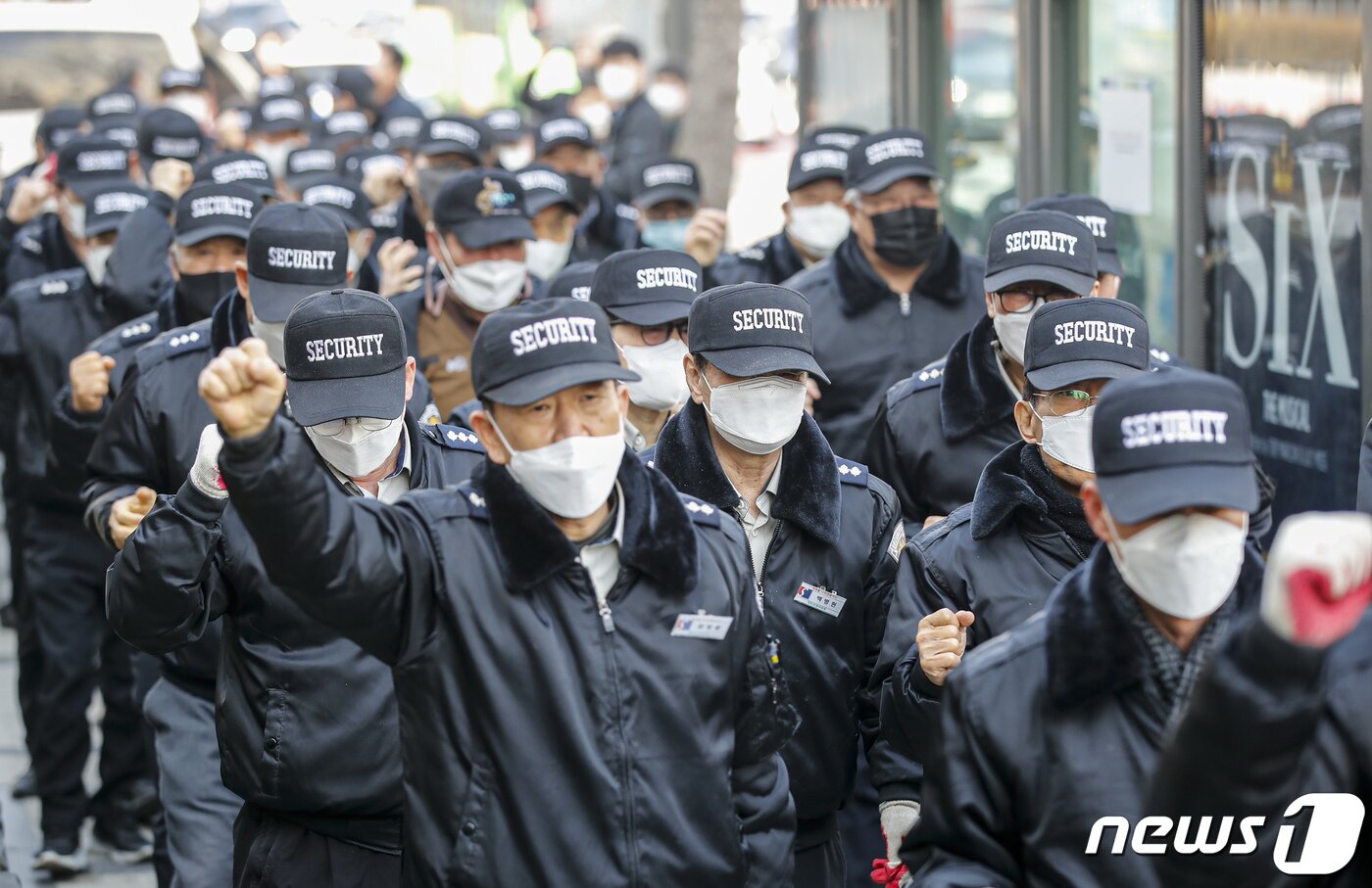본문 이미지 - 20일 오전 경비원 사망사건이 발생한 서울 강남구 대치동의 한 아파트 앞에서 경비노동자들이 '故 대치동 아파트 경비노동자 추모 기자회견'을 열고 고용불안과 갑질 피해를 규탄하며 행진하고 있다. 2023.3.20/뉴스1 ⓒ News1 김도우 기자
