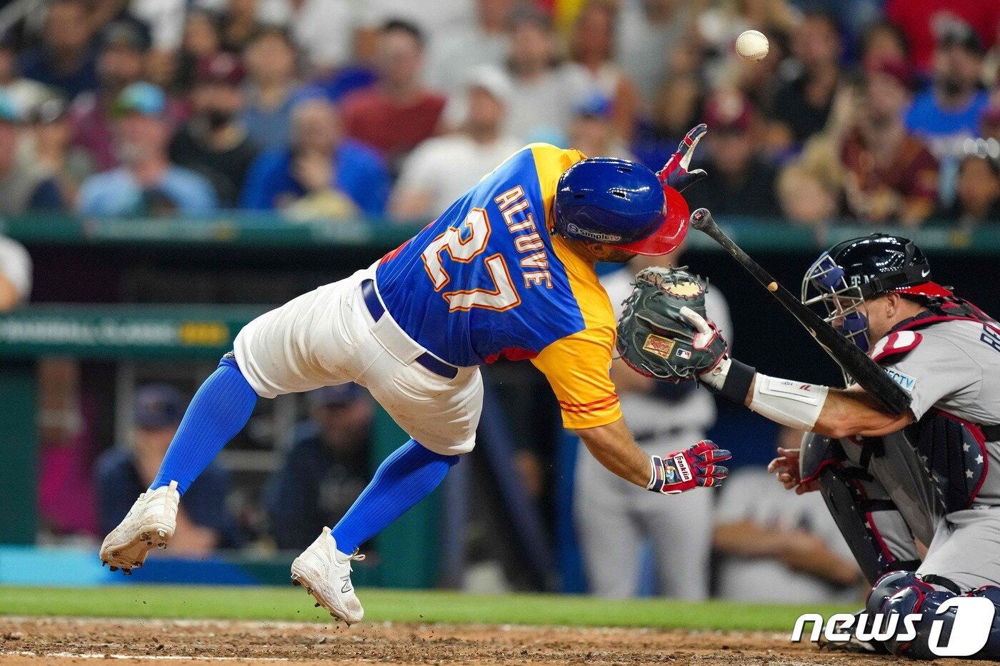본문 이미지 - WBC 미국전에서 손에 공을 맞아 부상한 알투베. ⓒ AFP=뉴스1