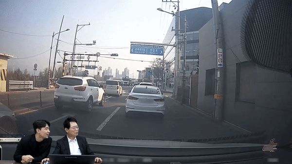 본문 이미지 - 블랙박스 차량이 지나갈 때까지도 계속해서 비보잉을 하는 트럭 운전자. (한문철 TV)