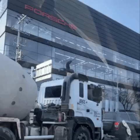 본문 이미지 - 레미콘 믹서트럭 지붕 위로 불쑥 튀어나와 비보잉을 하는 운전자. ('보배드림' 인스타그램)