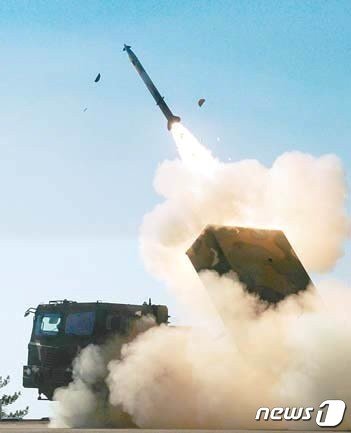  다연장로켓&#40;MLRS&#41; ‘천무’의 분산탄 발사 장면.