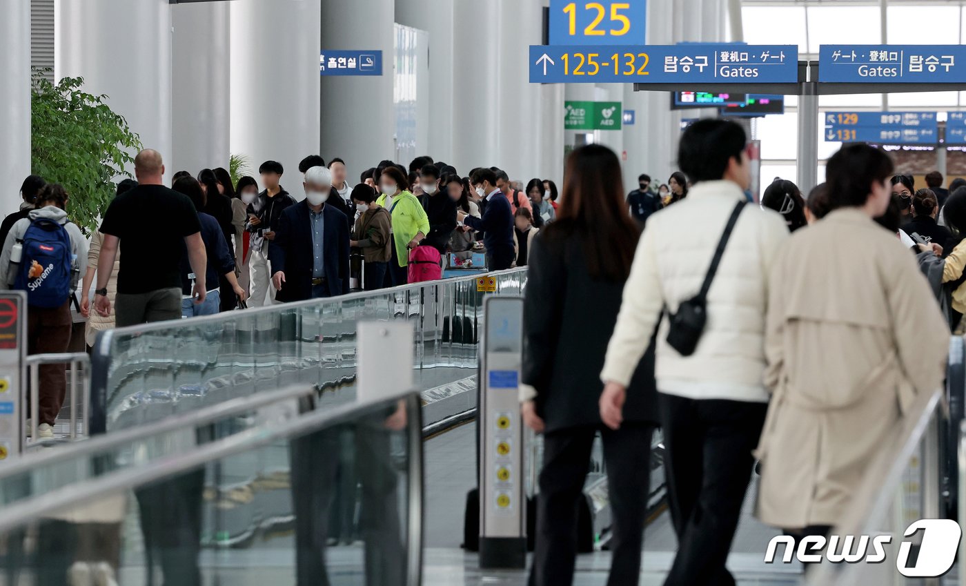 본문 이미지 - 여행객으로 붐비는 인천국제공항 탑승동.&#40;뉴스1 자료사진&#41;ⓒ News1 장수영 기자