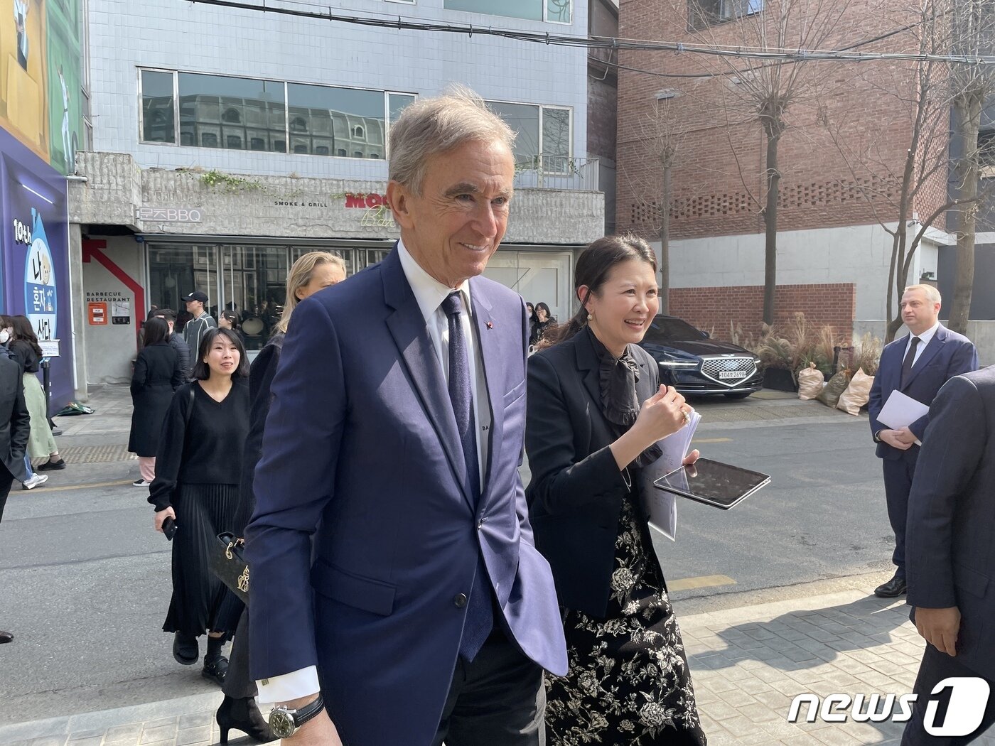 본문 이미지 - 세계 최대 명품그룹 루이비통모에헤네시(LVMH) 수장 베르나르 아르노 총괄회장이 딸 델핀 아르노 크리스찬 디올 CEO와 20일 방한해 서울 성수동에 위치한 '디올 성수'를 방문했다.뉴스1 ⓒ News1 한지명 기자