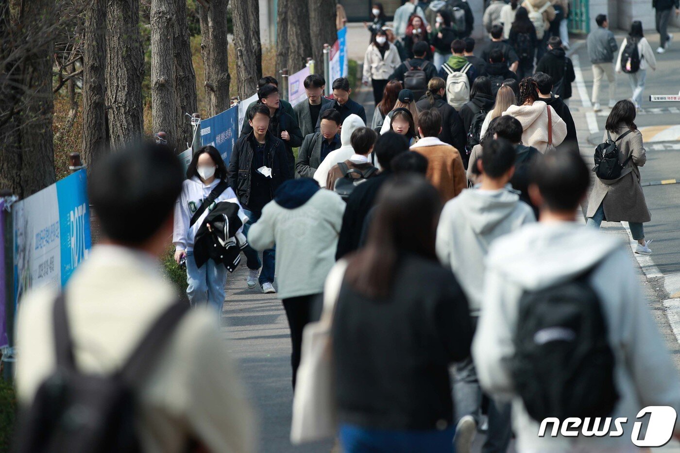 본문 이미지 - 서울시내 대학교에서 학생들이 이동하고 있다. ⓒ 뉴스1 안은나 기자