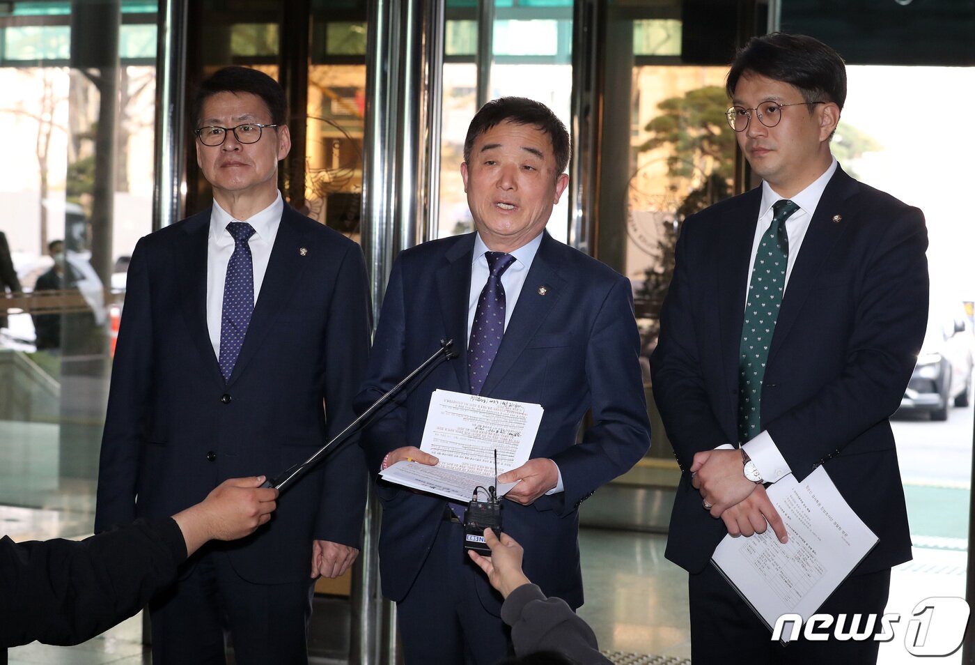본문 이미지 - 강득구 더불어민주당 정순신 검사특권 진상조사단장을 비롯한 의원들이 20일 오후 서울 서대문구 경찰청을 항의 방문하고 있다. 왼쪽부터 임호선, 강 단장, 전용기 의원. 2023.3.20/뉴스1 ⓒ News1 이동해 기자